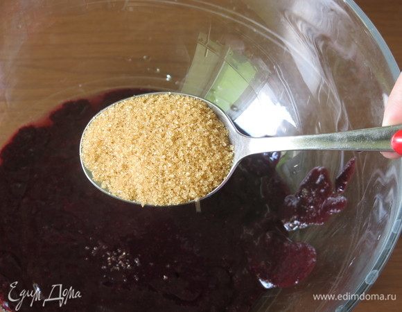 Кладем сахар.