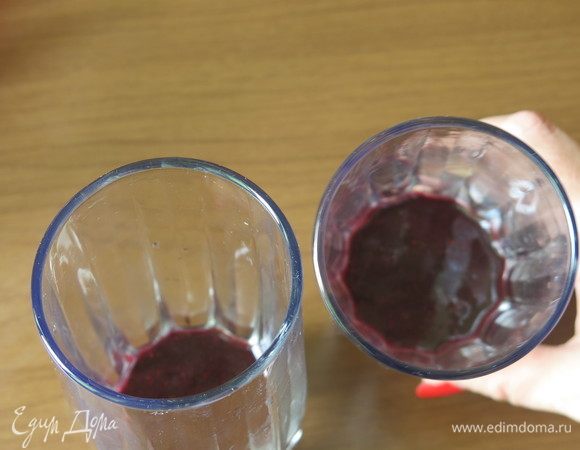 Наливаем в стакан 2–3 ложки сока ягод.