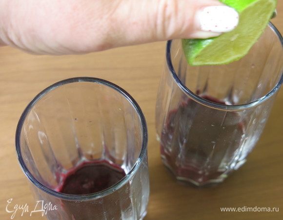 Разрезаем лайм пополам, срезаем 2–3 кружка для декора. Выдавливаем сок из лайма.