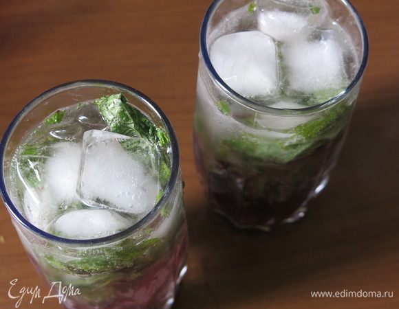 Наливаем минералку.