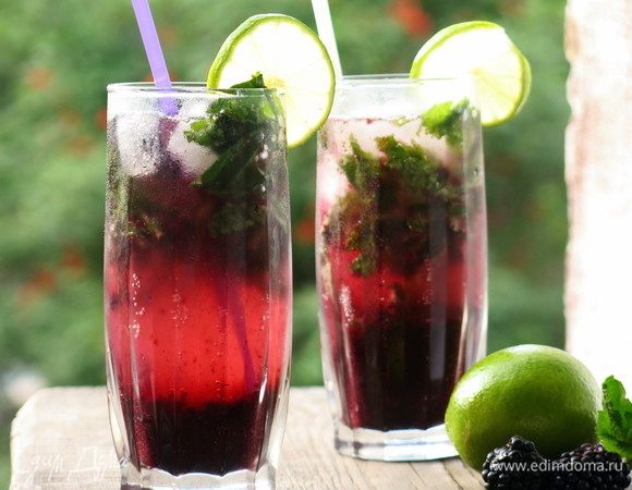 Кладем в стакан по 1–2 ягодки ежевики, дольку лайма. Приятного!