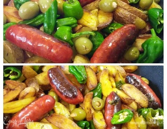 Выложить в картофель колбаски, перцы, маслины и каперсы. Обжарить все вместе в течение еще нескольких минут, колбаски должны прогреться. В самом конце добавить мелко нарезанный зубчик чеснока.