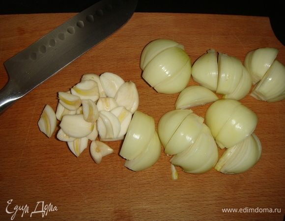 Лук и чеснок чистим и нарезаем крупными дольками.