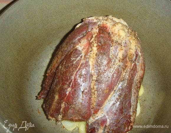 Кладем рульку.