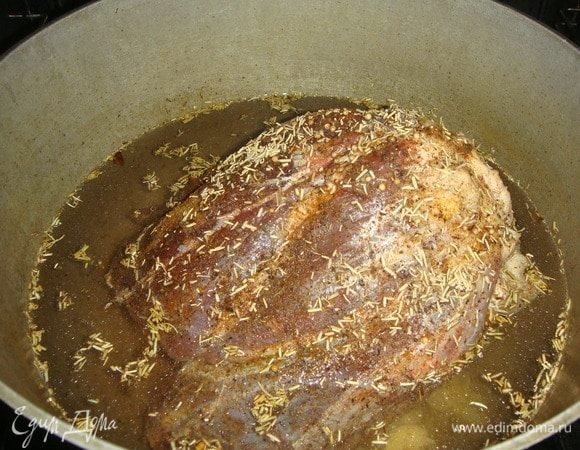 Вливаем воду, чтобы она покрывала рульку на 3/4. Включаем духовку на самый минимум и ставим в нее казан. Мясо должно томиться 5,5–6 часов.