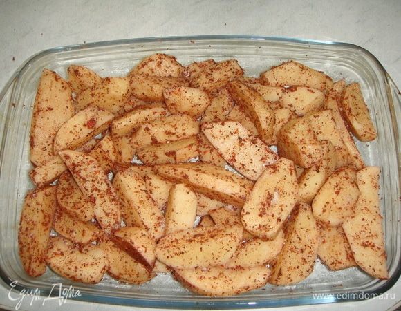 Форму для запекания смазываем маслом, выкладываем картофель и ставим в разогретую до 180°C духовку. Готовим картофель час с небольшим до готовности.