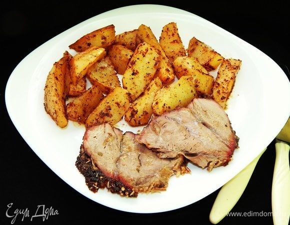 Нарезаем рульку пластинками и подаем с картошечкой. Приятного аппетита!