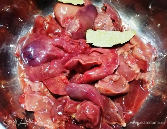 Печень моем, убираем прожилки, заливаем водой, кладем лавровый лист. Отвариваем печень в течение 15 минут.