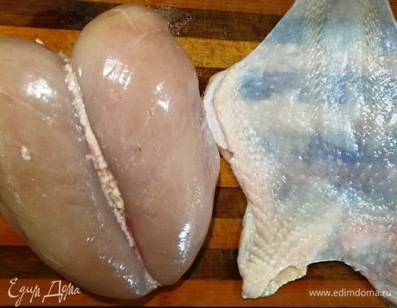 Пока варится печень, займемся грудками. У меня 2 вот таких грудки на кости. Аккуратно снимаем кожу, оставляя на ней жирок.