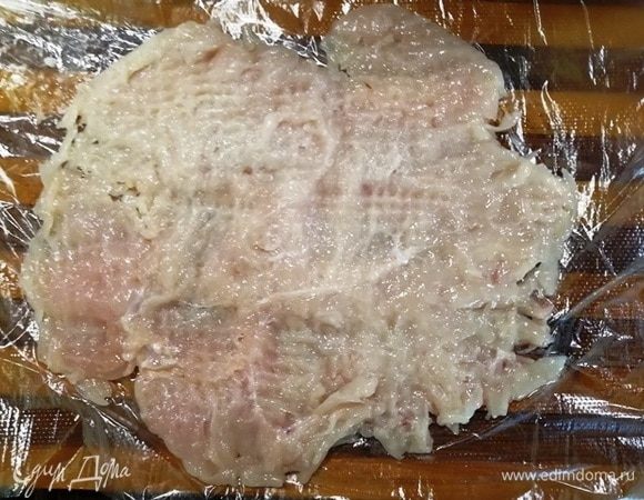 Каждое филе тонко отбиваем между двумя мешочками. Если мясо где-то порвалось, не переживайте, блюдо домашнее, мы все прикроем.