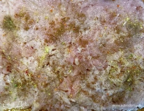 Филе посыпаем солью, перцем, любимыми специями для курицы. Немного придавим мясо ладошками по всей поверхности. Так специи лучше промаринуют мясо. Пусть полежит, пока готовим овощи для начинки.