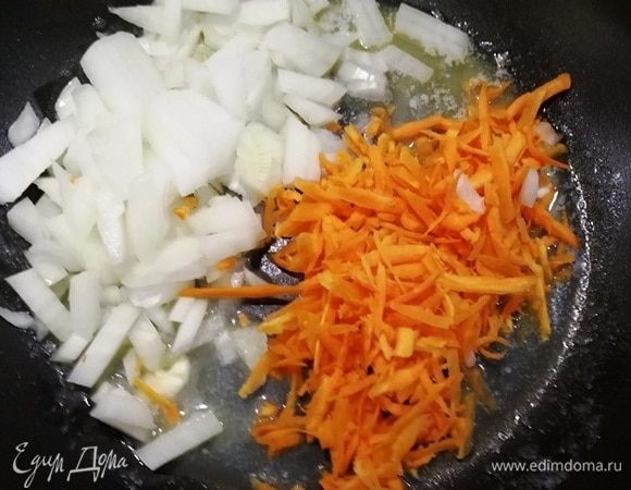Лук нарежем, морковь крупно натрем. Обжарим вместе на растительном или сливочном масле до мягкости.