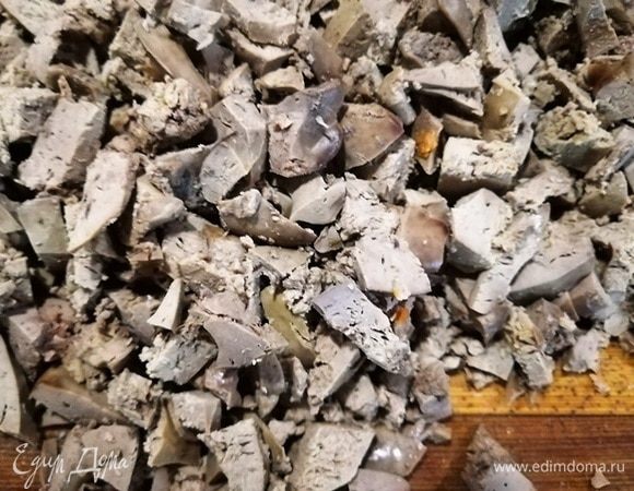 Остывшую куриную печень нарезаем кубиком. В таком виде она создаст нужную текстуру.