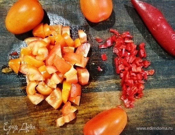 Помидоры и перец чили нарезаем кубиком. Если не любите чили, добавьте болгарский перец.