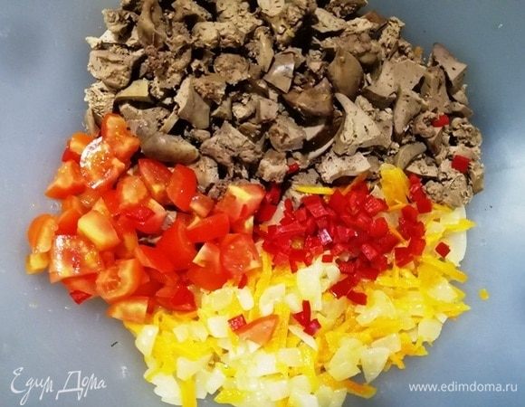 Выкладываем в миску все, что нарезали.