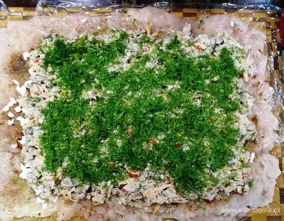 Выкладываем печень с овощами, немного отступая от краев. Посыпаем укропом.