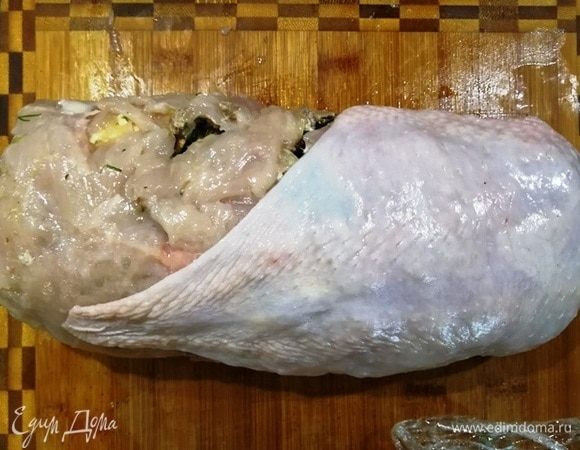 Помните про кожу? Накрываем ей наш рулет. Так как жирок мы с нее не срезали, грудка останется сочной внутри. Как видите, мой рулет немного разошелся, начинки от души положила. Не беда, прикроем кожей.