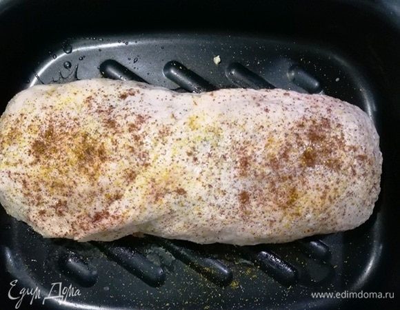 Накрываем мясо второй половиной кожи. Сверху солим и перчим, смазываем растительным маслом.