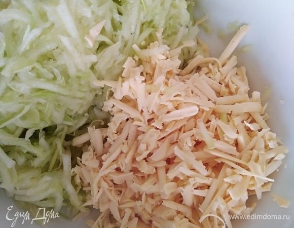 Кабачок натереть на крупной терке. По рецепту был один небольшой, у меня был весом 300 гр. Отжать от лишней жидкости. Сыр натереть также на крупной терке.