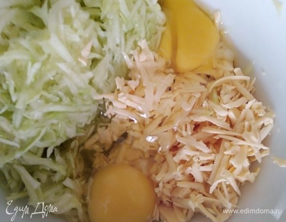 Вбить 2 яйца и хорошо перемешать.