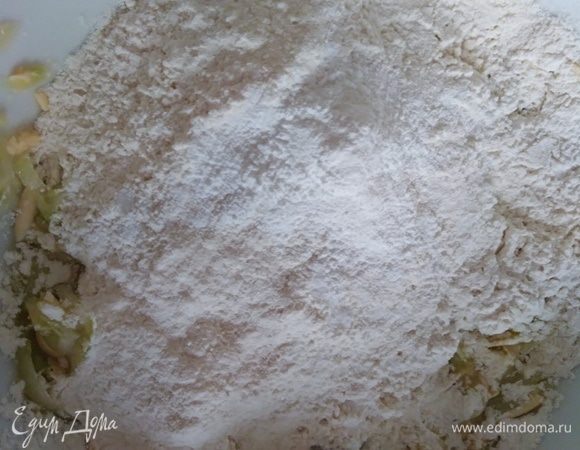 Всыпать муку, манку (можно и без нее), разрыхлитель, соль, перец. Перемешать.