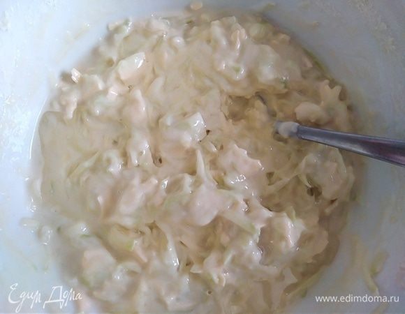 Влить молоко и масло. Перемешать. Тесто должно быть похоже на густую сметану. Если у вас жидкое, автор предлагает добавить муки, если слишком густое — немного молока.