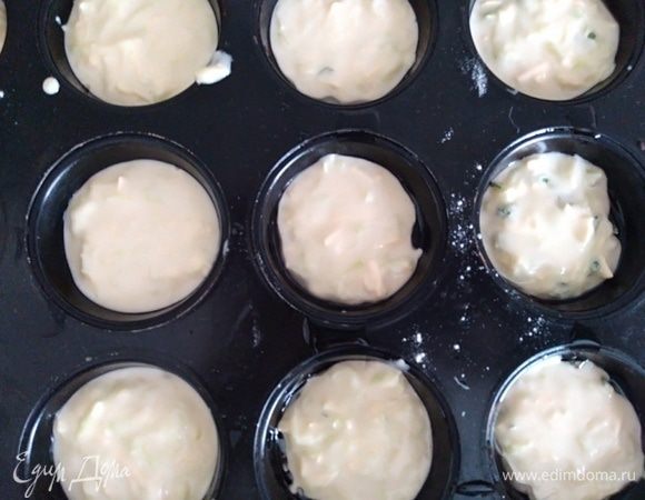 Формочки смазать маслом и заполнить их тестом на 2/3. Поставить в разогретую духовку на 20 минут. Можно сделать в силиконовых, тогда смазывать не нужно.