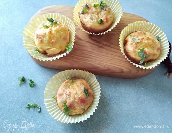 Готовые маффины немного остудить, присыпать свежей мятой и подавать.