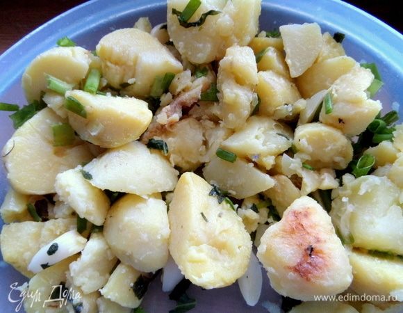 Картошка нужна свежесваренная или слегка обжаренная. У меня — с молодым чесноком и луком.