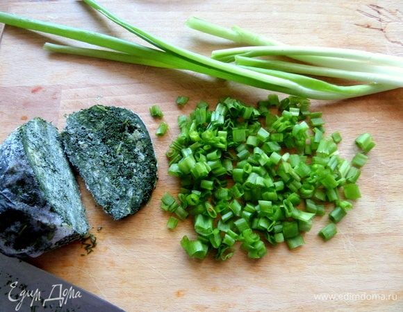 В дополнение к творогу нарезать укроп и зеленый лук.
