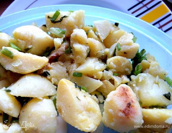 На тарелку положить порцию картошки.