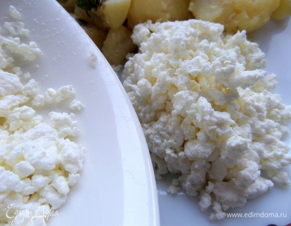 Творог лучше домашний, зернистый. Можно сразу перемешать с заправкой.