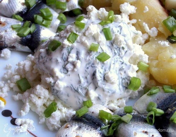 Полить сметанной заправкой сверху на творог.