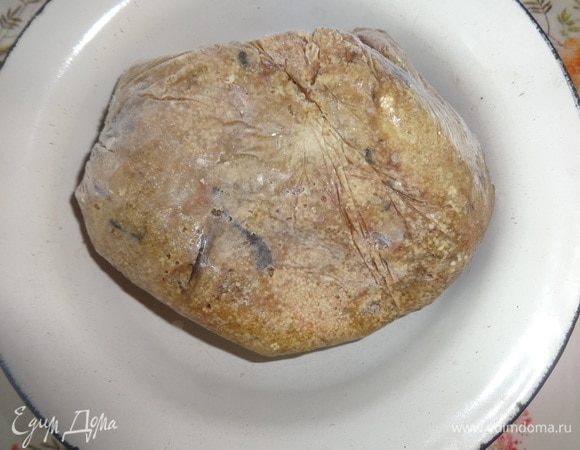 Икру карася (или других речных рыб), если была заморожена, заранее разморозить при комнатной температуре. Если свежая, то удалить все ненужное.