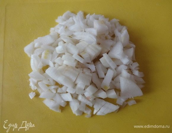 Лук очистить и нарезать мелкими кубиками.