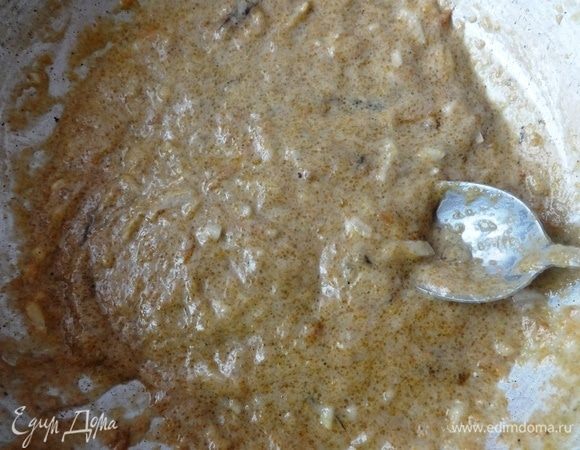 К икре добавить лук, яйца, соль, перец, перемешать. Постепенно всыпать муку и еще раз тщательно размешать. В ингредиентах я написала примерное количество икры и муки. Смотрите сами, сколько добавить муки. Тесто должно быть по консистенции, как густая сметана.