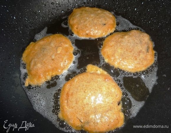 В сковороду налить растительное масло, разогреть его. Столовой ложкой выкладывать оладьи (круглые или овальные) в масло. Обжарить сначала с одной стороны до румяной корочки.