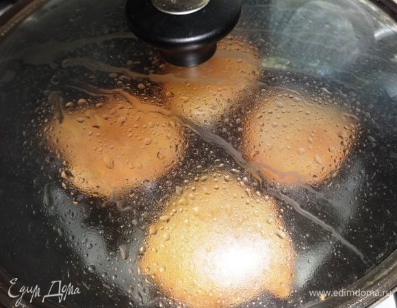 Перевернуть оладьи на другую сторону и обжарить до румяной корочки. Накрыть сковороду крышкой, убавить огонь и потушить оладьи 5 мин. Готовые оладьи выкладывать в миску.