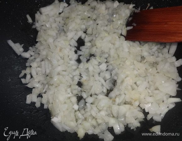 Для подливы лук очистить и мелко нарезать. Положить в сковороду с разогретым растительным маслом. Обжарить до золотистого цвета.