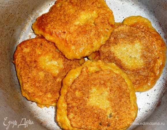 Оладушки из икры выкладывать слоями в кастрюлю.