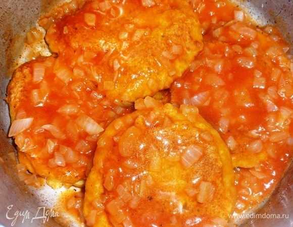 Каждый слой поливать томатной подливой с луком. Накрыть кастрюлю крышкой, поставить на огонь. Довести до кипения, огонь убавить и тушить 15–20 мин.