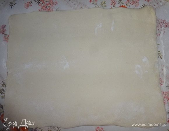 На подпыленном мукой столе каждую пластину раскатать в прямоугольник. К сожалению, у меня при раскатывании никогда не получается идеальная фигура. Лишнюю муку смахнуть кисточкой.