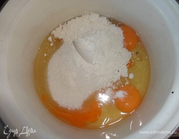 Для крема соединить яйца, сахар, соль, ванилин, муку, взбить венчиком.