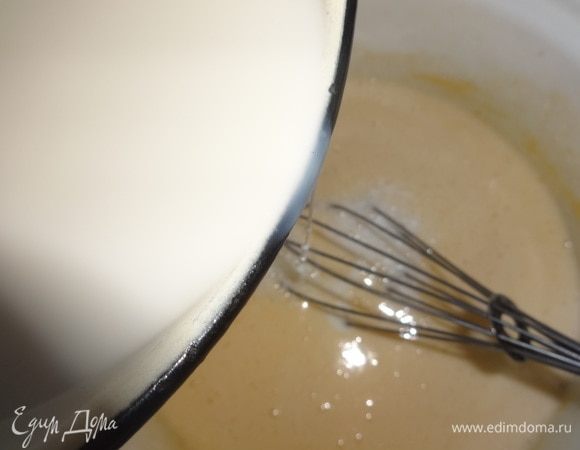 Молоко подогреть. Горячее молоко постепенно вылить в яично-сахарную смесь, тщательно перемешать.