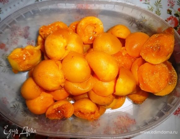 Абрикосы вымыть, обсушить. Несколько штук отложить для украшения. Абрикосы разделить пополам и удалить косточки.