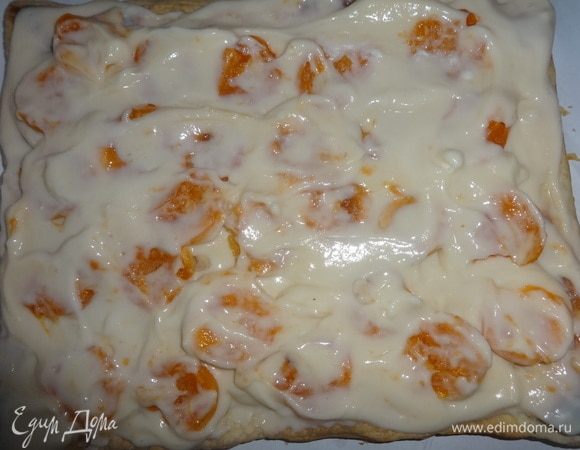 Покрыть абрикосы оставшейся 1/3 частью крема.