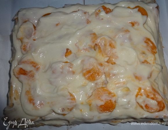 Положить второй корж и проделать все тоже самое, что и с первым коржом.