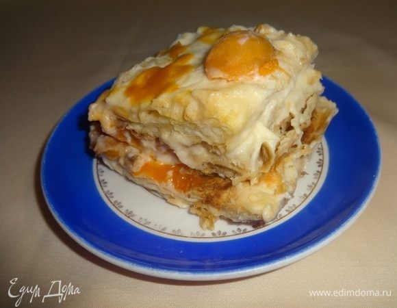 Мы ели торт сразу же после приготовления. Очень вкусное сочетание хрустящего слоеного теста, нежного крема и сочных абрикосов. На следующий день осталось пару кусочков. Торт стал более влажным, хорошо пропитался кремом, тесто не хрустело. Но все равно вкусно! Угощайтесь и вы. Приятного аппетита!