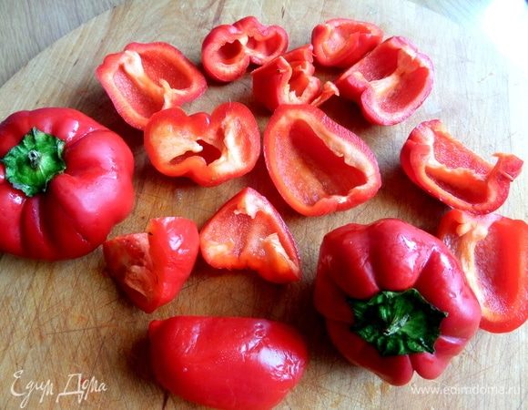 Такие милые перчики растут на местных грядках, в них совсем мало семян. Или берем один обычный перец.