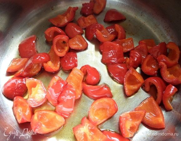 Обжарить нарезанный перец в масле до полумягкости.